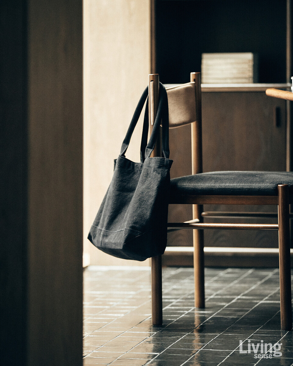 체어 / 직선의 결합으로 구조를 이루는 이스턴에디션의 ‘라인 다이닝 체어’. 본질적인 형태에 집중한 미니멀한 디자인으로 공간에 여백을 만들어낸다.