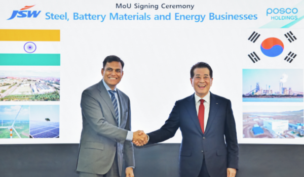 지난해 10월 21일 포스코그룹과 JSW그룹이 철강, 이차전지소재, 재생에너지 분야 사업 협력에 관한 MOU를 체결했다. 사진 오른쪽 부터 포스코그룹 장인화 회장, JSW그룹 사잔 진달 회장. / 사진=포스코홀딩스