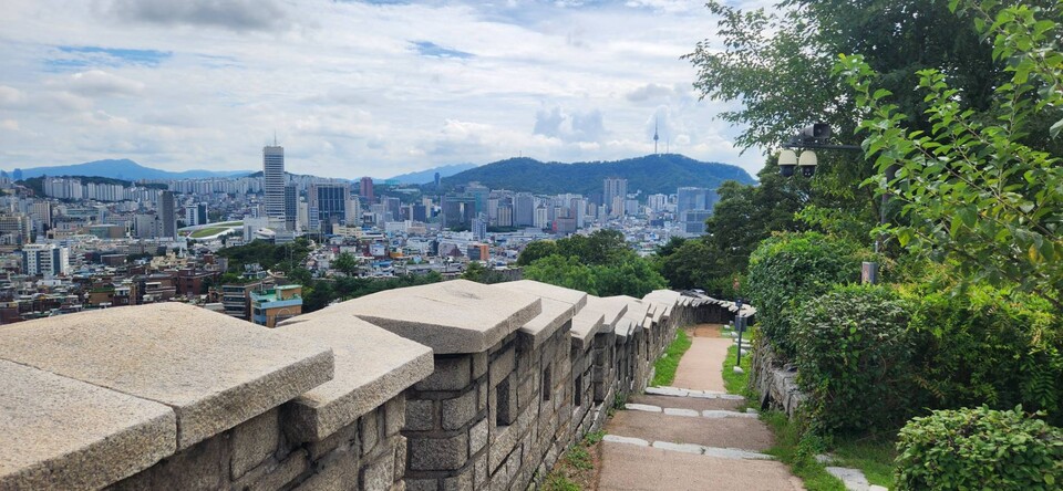 4일 서울 종로구 낙산공원. 이곳은 최근 넷플릭스 애니메이션 케이팝 데몬 헌터스의 배경지로 관심을 받고 있다. / 사진=최성근 기자