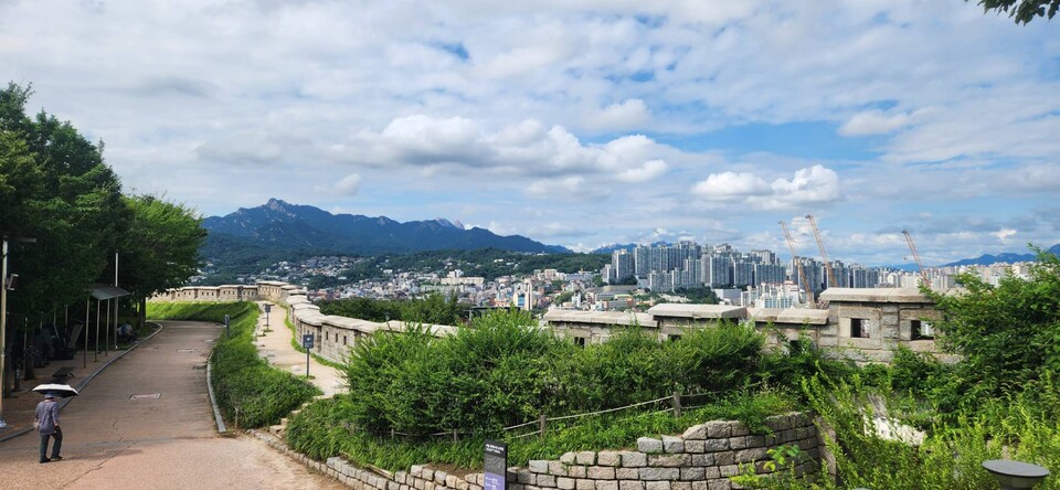 4일 서울 종로구 낙산공원. 이곳은 최근 넷플릭스 애니메이션 케이팝 데몬 헌터스의 배경지로 관심을 받고 있다. / 사진=최성근 기자