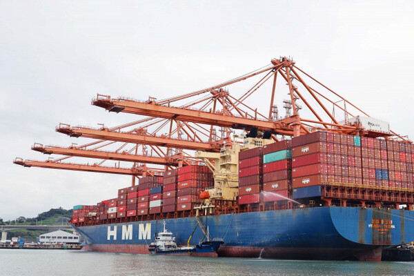 국제노선에 처음으로 바이오선박유를 급유해 시범운항하는 HMM 소속 ‘현대타코마호’ 전경. /사진 = 산업부