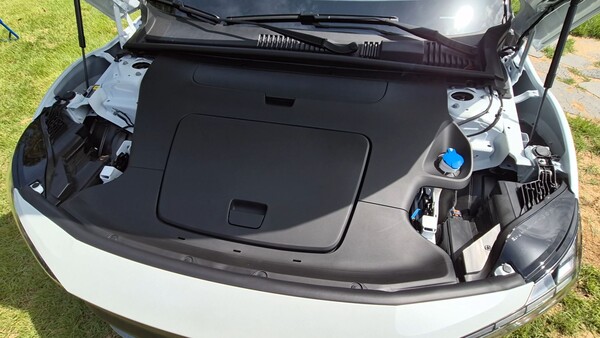 EX30 CC의 PE룸. 7L 용량의 수납공간(프렁크)이 마련됐다. / 사진=최동훈 기자