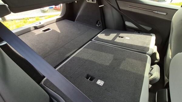 EX30 CC의 2열 시트 등받이를 앞으로 접은 후 확보한 공간. 용량이 1000L에 달한다. / 사진=최동훈 기자