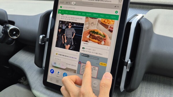 EX30 CC 1열 센터 디스플레이를 통해 네이버 웨일 앱에 접속 가능하다. / 사진=최동훈 기자