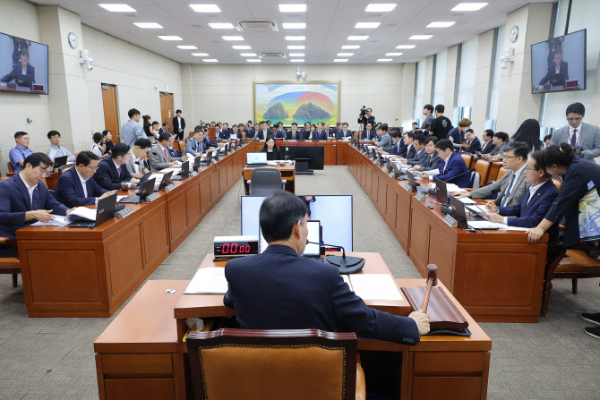 21일 국회에서 열린 정무위원회에서 윤한홍 위원장이 의사봉을 두드리고 있다. / 사진=연합뉴스