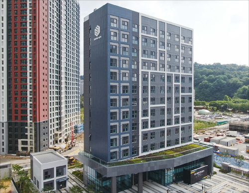 현대엔지니어링이 시공한 13층짜리 모듈러 주택 ‘용인영덕 경기행복주택’. / 사진=현대엔지니어링