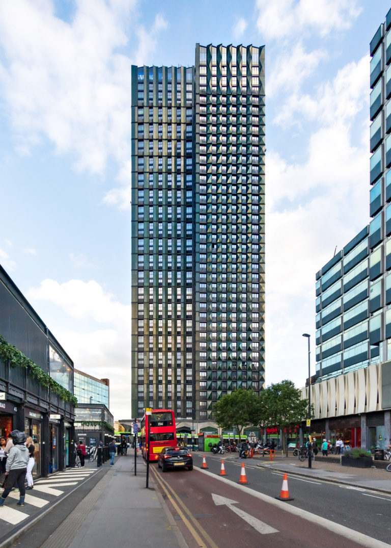 런던 크로이던에 지어진 44층 규모 초고층 모듈러 아파트 ‘Ten Degrees’. / 사진=HTA 디자인