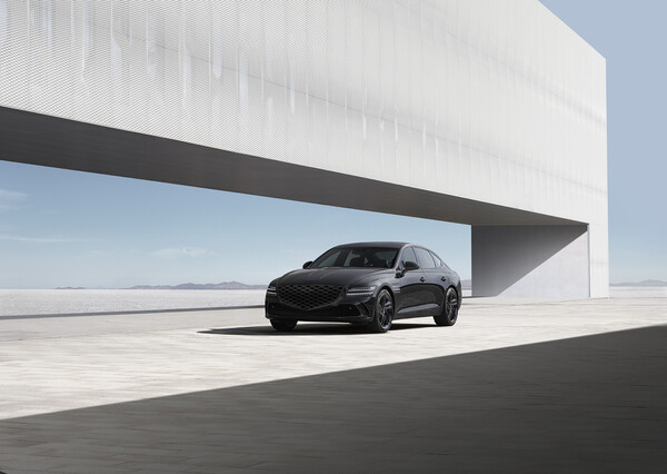 제네시스가 지난 1월 고급감 상을 위해 검정 디자인 요소를 강화한 대형 세단 G80 블랙. / 사진=제네시스