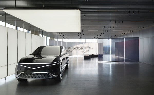 제네시스가 오는 11월 2일까지 제네시스 청주에서 청주공예비엔날레 조직위원회, 청주시한국공예관과 공동 기획한 전시회를 진행하고 현장에 대형 전기 SUV GV90의 콘셉트카인 네오룬을 전시하고 있다. / 사진=제네시스