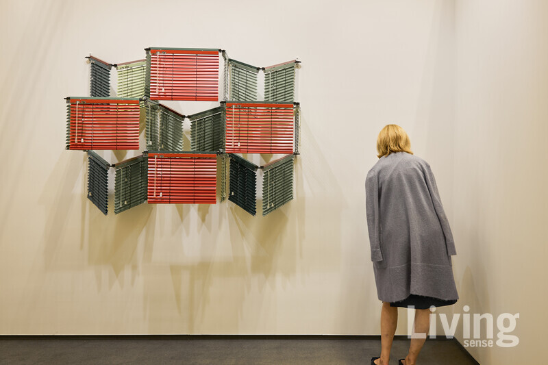 1 2024년 ‘프리즈 서울’ 기간, 설치작품을 감상하는 방문객의 모습. ©FRIEZE SEOUL 2024