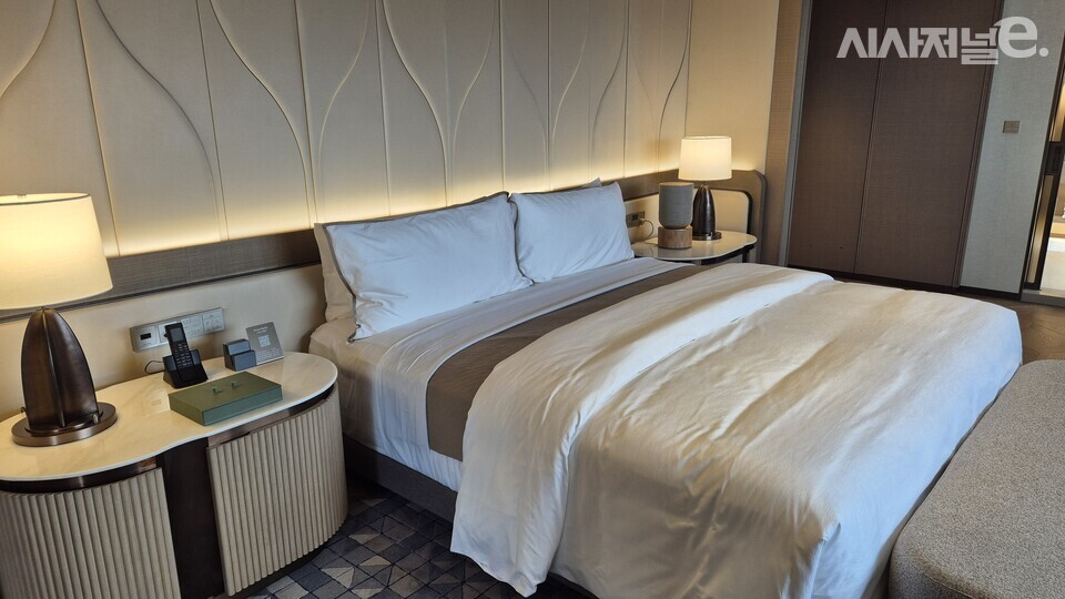 호텔 객실 침대는 시몬스와 공동 개발한 헤븐리 베드다. / 사진=한다원 기자