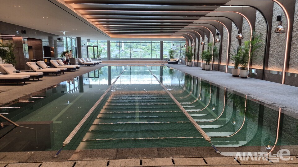 웨스틴 서울 파르나스의 수영장. / 사진=한다원 기자