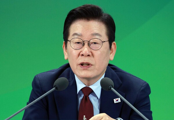 이재명 대통령이 지난 12일 강원도 춘천시 강원창작개발센터에서 열린 지역 토론회 '강원의 마음을 듣다' 타운홀 미팅에서 질문에 답변하고 있다. / 사진 = 연합뉴스