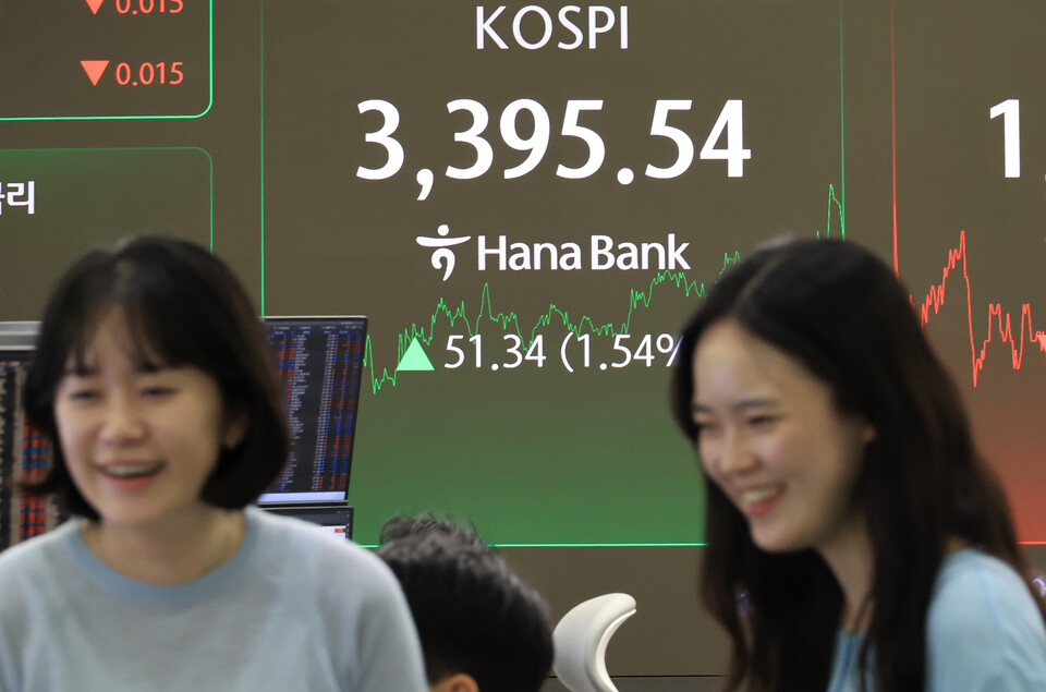 지난 12일 코스피는 전장보다 51.34포인트(1.54%) 오른 3,395.54로 거래를 마치며 신고가를 기록했다. / 사진=연합뉴스.