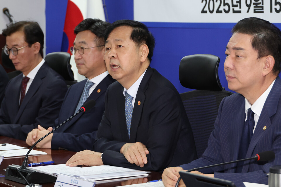 구윤철 부총리 겸 기획재정부 장관이 15일 서울 여의도 국회에서 열린 '추석 민생안정대책 당정협의'에서 주식양도세 부과 대상인 대주주 기준을 현행 50억원으로 유지하기로 했다고 밝히고 있다. / 사진=연합뉴스