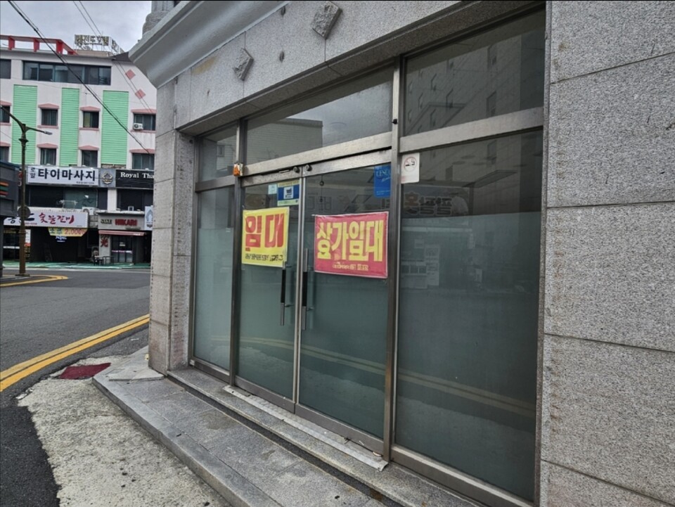 12일 경남 거제시 옥포동 교차로 코너 상권. 공실이 늘어나며 활기를 잃은 모습이다. / 사진=정용석 기자