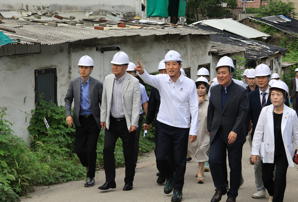 오세훈 서울시장이 9일 서울 노원구 중계동 ‘백사마을’을 방문해 철거 상황을 점검하고 있다. / 사진=연합뉴스