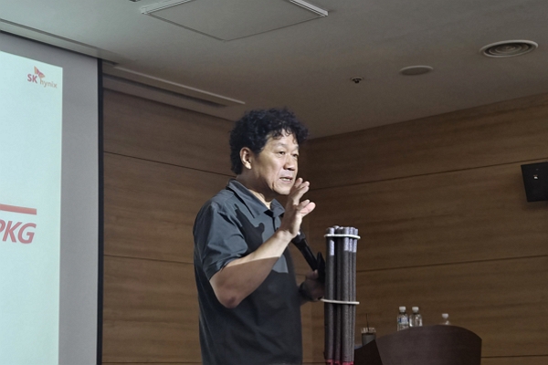 박기덕 SK하이닉스 TL이 16일 대전 카이스트 나노종합기술원에서 개최한 기술 세미나에서 발표하고 있다. / 사진=고명훈 기자