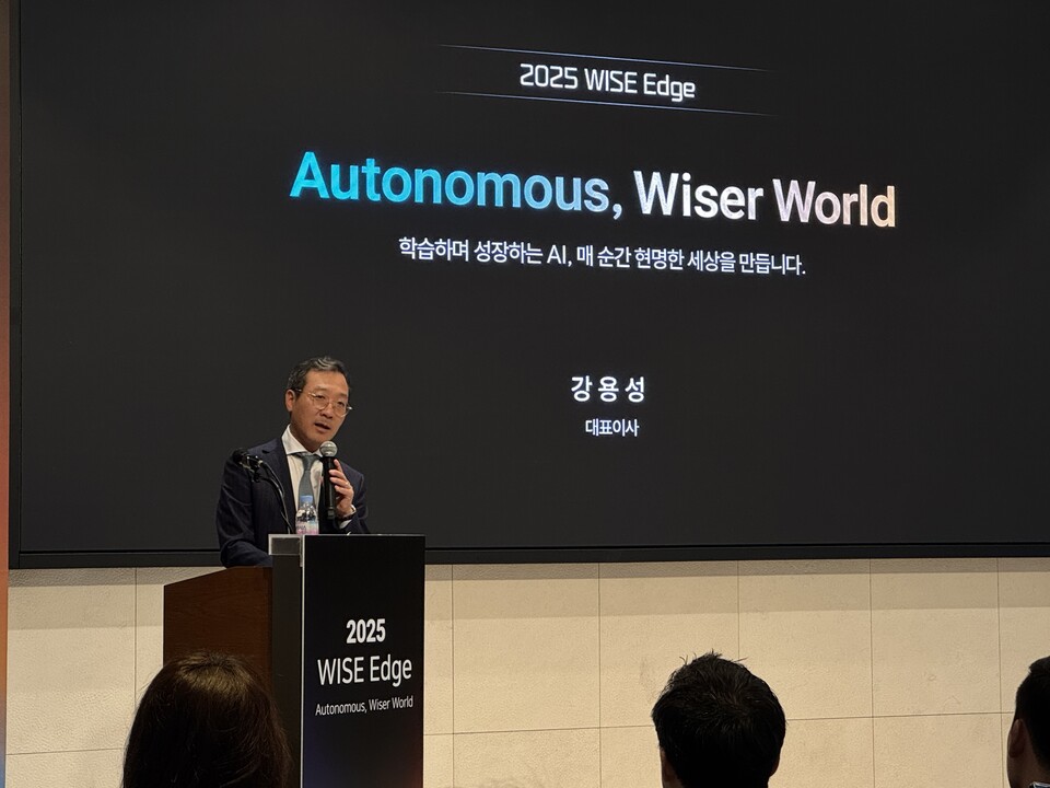 강용성 와이즈넛 대표이사가 17일 서울 양재동 엘타워에서 열린  ‘2025 와이즈엣지’ 행사에서 기조연설을 하고 있다. / 사진 = 와이즈넛