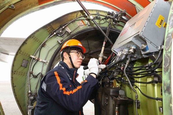 제주항공 정비사가 항공기를 점검하고 있다. / 사진=제주항공