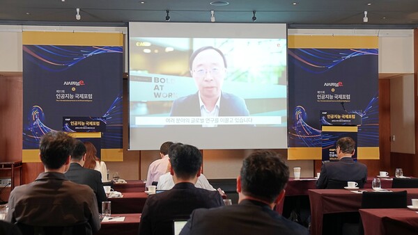 미국 리서치·컨설팅 업체 포레스터(Forrester)의 찰리 다이(Charlie Dai) AI 아시아태평양 권역(APAC) 총괄 수석 애널리스트(부사장)가 18일 시사저널e 주최로 서울 용산구 그랜드 하얏트 호텔에서 열린 ‘제11회 인공지능 국제포럼(AIF2025)’에서 ‘불확실성 속에서 살아남는 기업 AI 전략’이라는 주제로 기조연설하고 있다. / 사진=시사저널e
