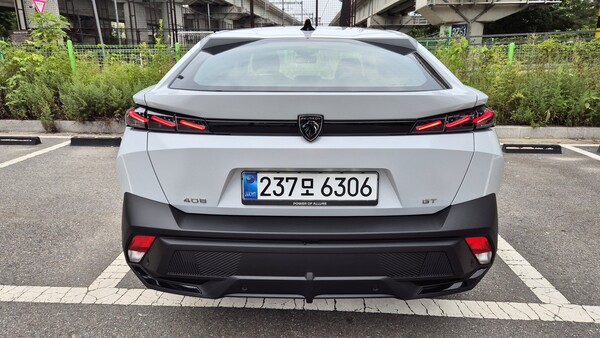 푸조 408 스마트 하이브리드의 후면부. / 사진=최동훈 기자