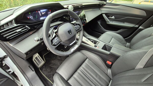 푸조 408 스마트 하이브리드의 1열 전경. / 사진=최동훈 기자