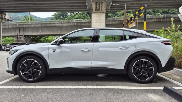 푸조 408 스마트 하이브리드의 측면부. / 사진=최동훈 기자