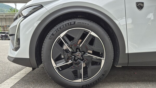 푸조 408 스마트 하이브리드 GT 트림에 장착된 미쉐린 e-프라이머시 19인치 타이어. / 사진=최동훈 기자