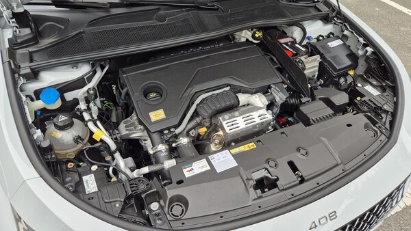 푸조 408 스마트 하이브리드의 엔진룸. / 사진=최동훈 기자