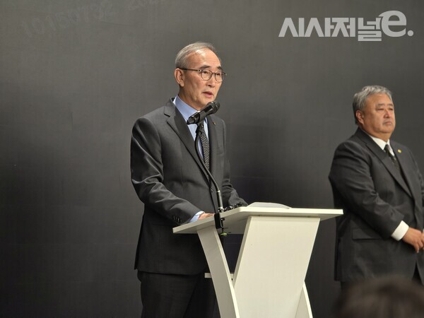 김영섭 KT 대표이사 사장(왼쪽)이 지난 11일 서울 종로구 KT 광화문빌딩 웨스트 사옥에서 소액결제 피해 관련 기자 브리핑에 참석해 있다. / 사진 = 김용수 기자