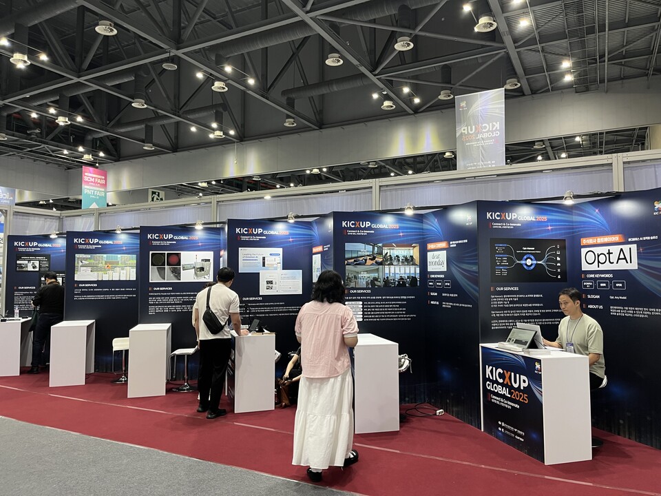 지난 10일 일산 킨텍스에서 열린 ‘제1회 대한민국 산업단지 수출박람회(KICEF 2025)’에 참가한 스타트업 기업들. /사진=이창원 기자
