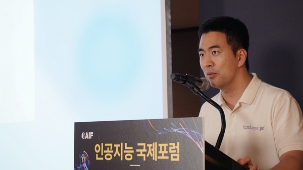 권순일 업스테이지 부사장이 18일 시사저널e 주최로 서울 용산구 그랜드하얏트 서울에서 열린 ‘제11회 인공지능 국제포럼(AIF 2025)’에서 ‘기업의 AI 도입 변화 트렌드’를 주제로 발표하고 있다. / 사진=시사저널e