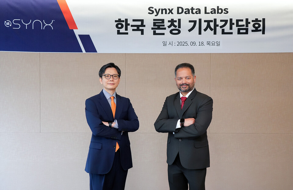 박춘삼 씬스데이터랩스 한국 지사장(사진왼쪽)과 투샤르 페드네카 씬스데이터랩스 창업자. / 사진 = 씬스데이터랩스 