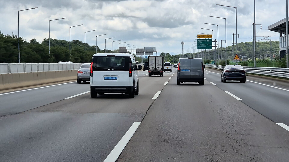 달리고 있는 기아의 PV5의 뒷모습. / 사진=최동훈 기자