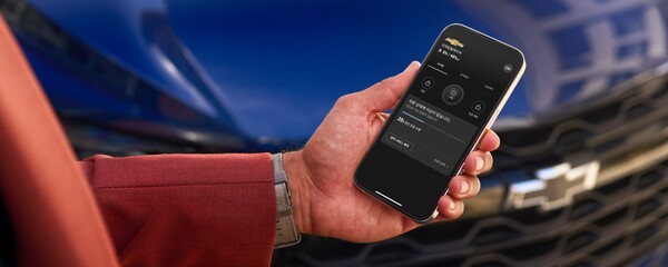 국내 쉐보레 고객이 스마트폰 앱을 통해 커넥티비티 서비스 온스타를 이용하고 있다. / 사진=GM 한국사업장