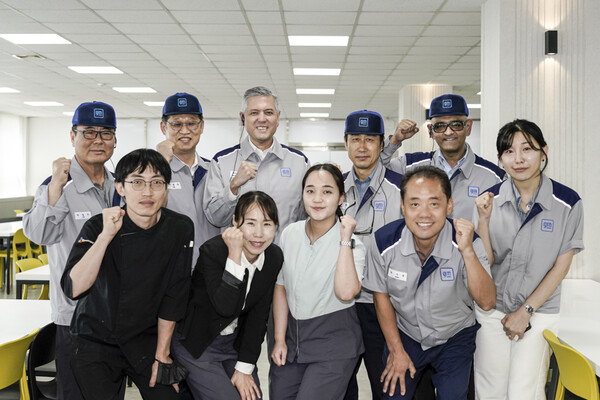 GM 한국사업장 창원공장을 방문해 기념 사진을 촬영하고 있는 헥터 비자레알사장(뒷줄 가운데)과 아시프 카트리GM 해외사업부문 생산 총괄 부사장(뒷줄 오른쪽) 이동우 생산부문 부사장(뒷줄 왼쪽), 김영식 창원공장 본부장(뒷줄 오른쪽 두번째) 등 GM 경영진이 지난달 27일 창원공장 임직원 격려 행사를 진행한 후 직원들과 기념촬영하고 있다. / 사진=GM 한국사업장