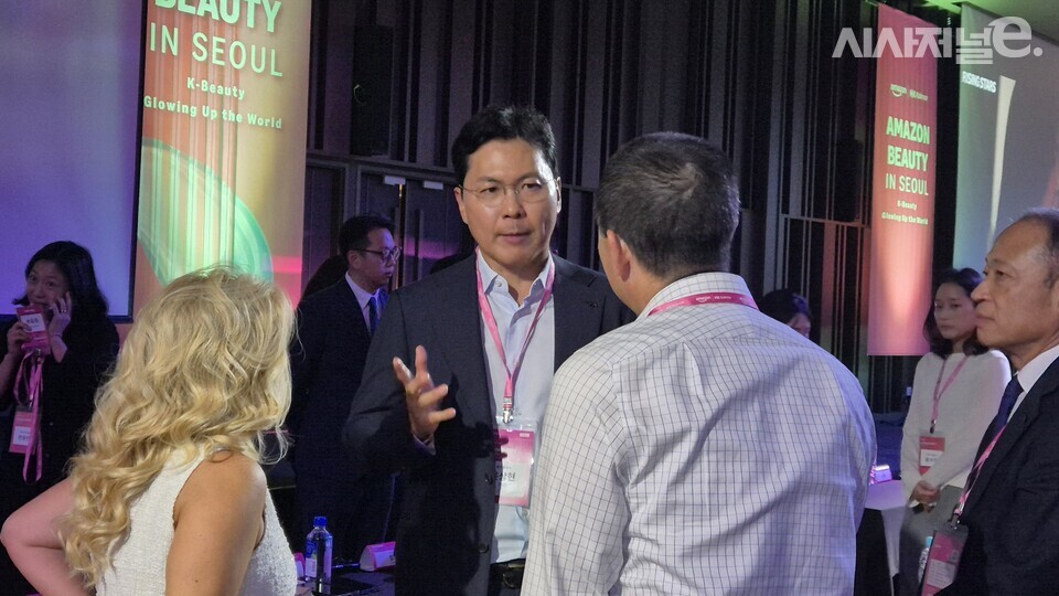 윤상현 콜마 부회장이 아마존 관계자들과 대화하고 있다. / 사진=한다원 기자