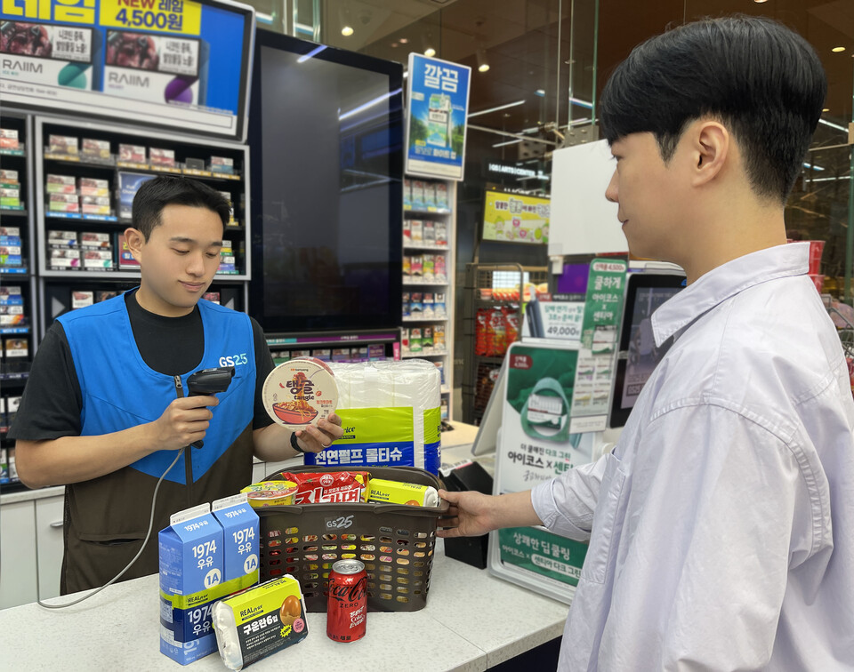 GS25에서 고객이 행사 상품을 구입하고 있다. / 사진=GS25