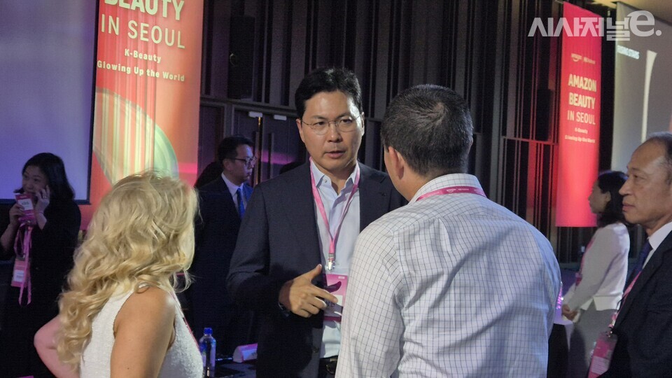 윤상현 콜마홀딩스 부회장이 아마존 행사 시작 전 뷰티업계 관계자들과 대화를 나누고 있다. / 사진=한다원 기자
