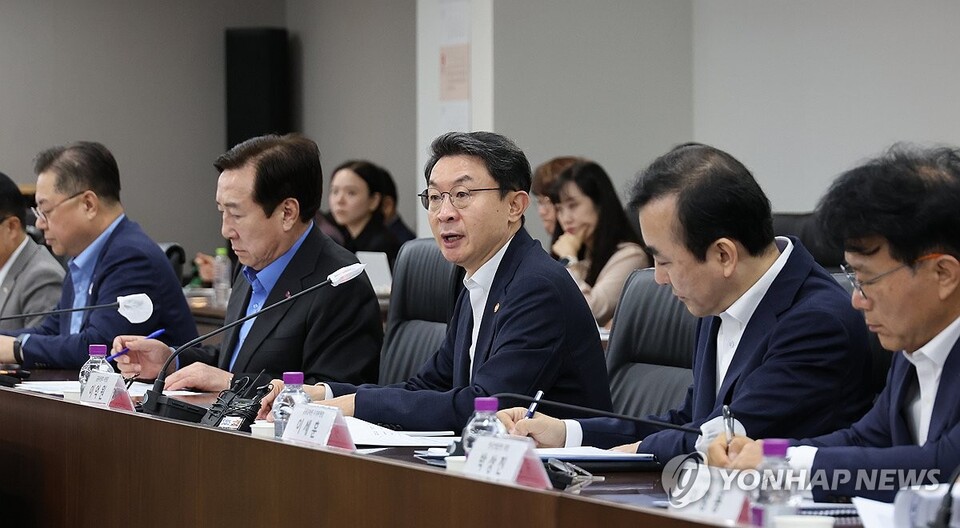 19일 서울 여의도 중소기업중앙회에서 열린 '생산적 금융 대전환 회의'에서 이억원 금융위원장이 발언하고 있다. / 사진=연합뉴스