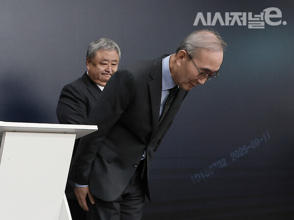 김영섭 KT 대표이사 사장이 11일 서울 종로구 KT 광화문빌딩 웨스트 사옥에서 소액결제 피해와 관련해 고개 숙여 사과하고 있다. / 사진 = 연합뉴스