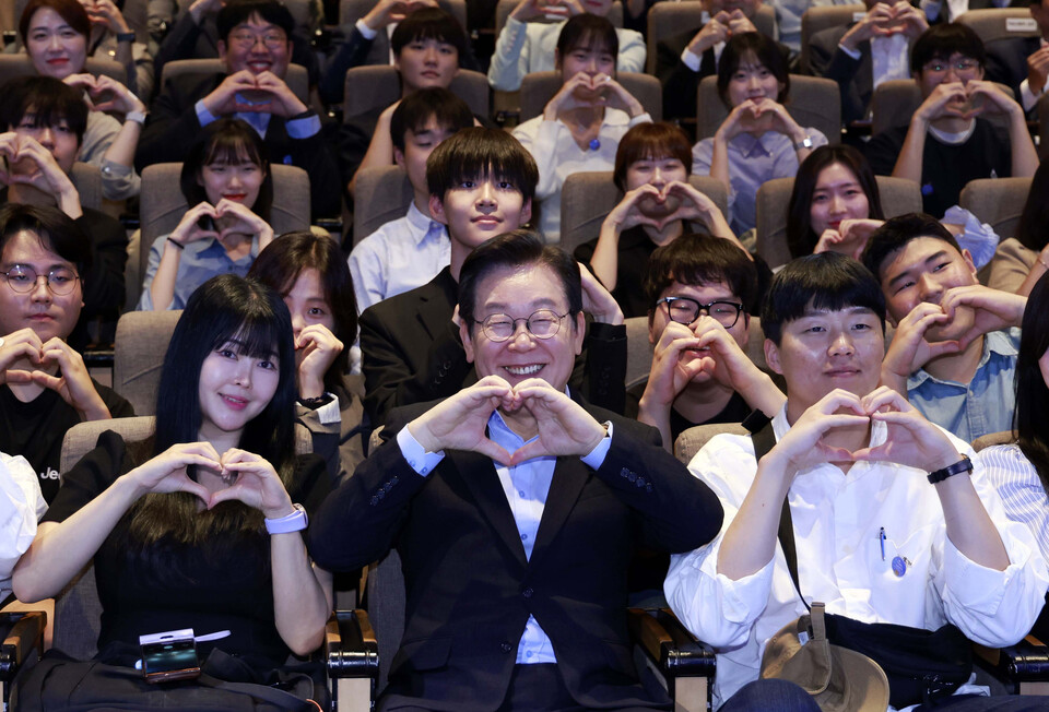 이재명 대통령이 19일 서울 마포구 구름아래 소극장에서 열린 2030 청년 소통·공감 토크콘서트에서 참석자들과 기념촬영을 하고 있다. / 사진=연합뉴스