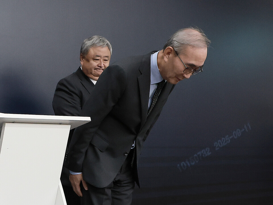 김영섭 KT 사장이 11일 서울 종로구 KT 광화문빌딩 웨스트 사옥에서 소액결제 피해와 관련해 고개 숙여 사과하고 있다./사진-연합뉴스