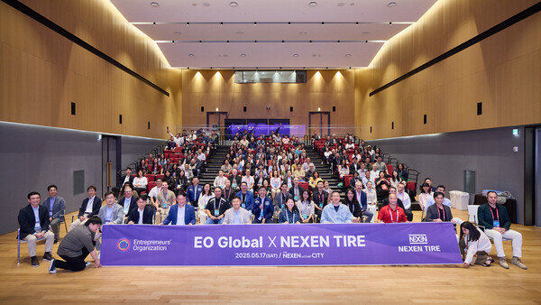 넥센타이어가 지난 5월 17일 더 넥센 유니버시티에 글로벌 기업가 네트워크 EO의 소속 회원들을 초청해 시설 투어 및 교류 행사를 가진 후 기념 촬영하고 있다. / 사진=넥센타이어