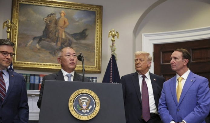 정의선(왼쪽 두 번째) 현대자동차그룹 회장이 지난 3월24일 미국 워싱턴DC 백악관 루스벨트 룸에서 도널드 트럼프(왼쪽세 번째) 대통령, 마이크 존슨(왼쪽첫 번째) 하원의장, 제프 랜드리(왼쪽 네 번째) 루이지애나 주지사가 지켜보는 가운데 현대차그룹의 대미 투자 계획을 발표하고 있다. / 사진=연합뉴스