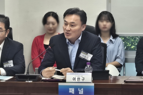 이한구 LG디스플레이 그룹장이 23일 국회의원회관에서 열린 디스플레이산업 국회 포럼 정책토론회에서 발언하고 있다. / 사진=고명훈 기자