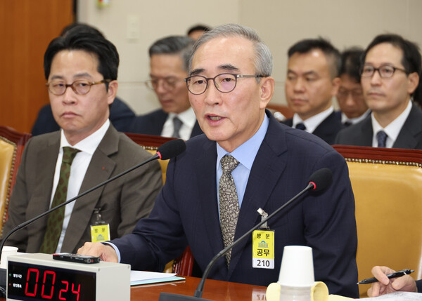 김영섭 KT 대표이사 사장(오른쪽)이 24일 서울 영등포구 국회 과학기술정보방송통신위원회에서 열린 통신·금융 대규모 해킹사고에 대한 청문회에서 위원 질의에 답하고 있다. 왼쪽은 조좌진 롯데카드 대표이사 사장 / 사진 = 연합뉴스