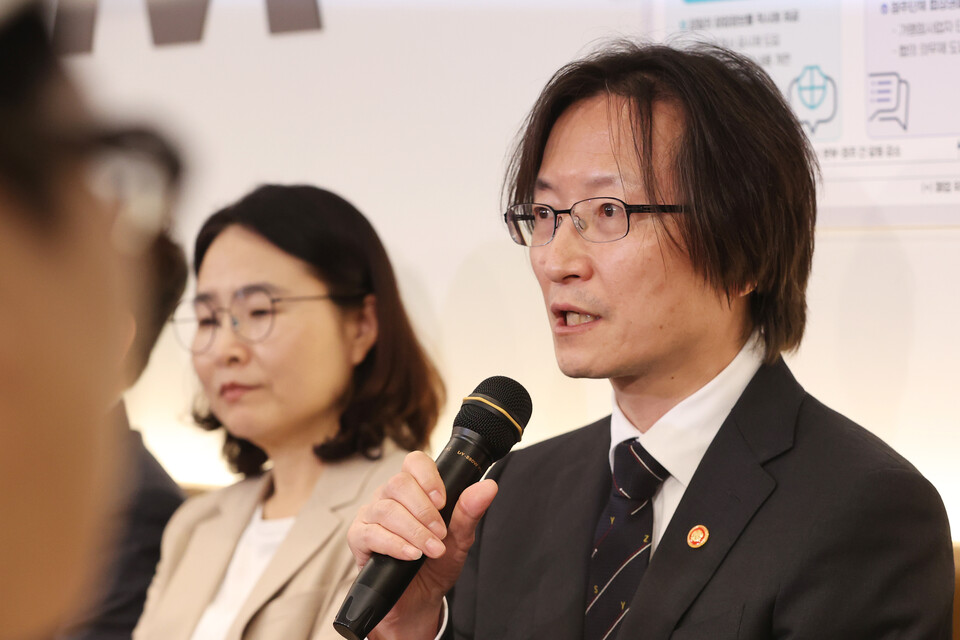 주병기 공정거래위원회 위원장이 23일 서울 마포구의 한 햄버거 프랜차이즈 매장에서 열린 가맹점주 권익강화 종합대책 관련 현장방문에서 인사말을 하고 있다. / 사진=연합뉴스