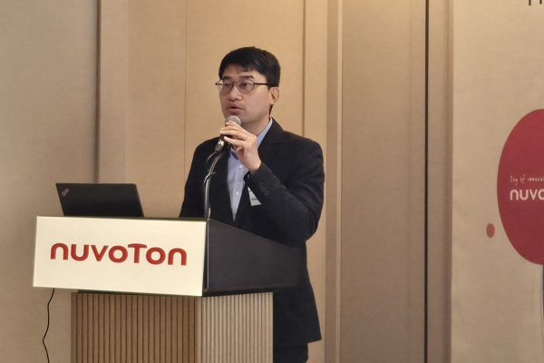 사흔지 누보톤 마이크로컨트롤러 사업부장이 24일 서울 삼성동에서 개최한 기자간담회에서 발표하고 있다. / 사진=고명훈 기자